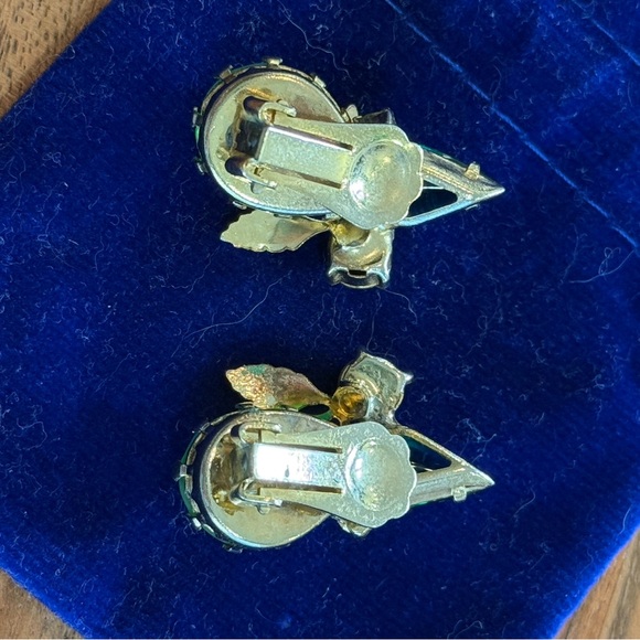 Vintage green glass and AB gold tone clip on earrings - Picture 3 of 5